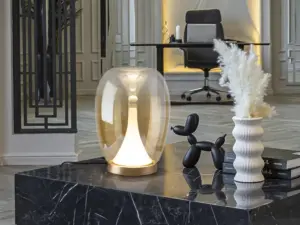 СУСПИРО – ЛАМПА ЗА МАСА В ЗЛАТИСТО-ЯНТАРЕН ЦВЯТ